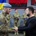 “Тримають на плечах незалежність”: Зеленський на фронті привітав захисників і захисниць України